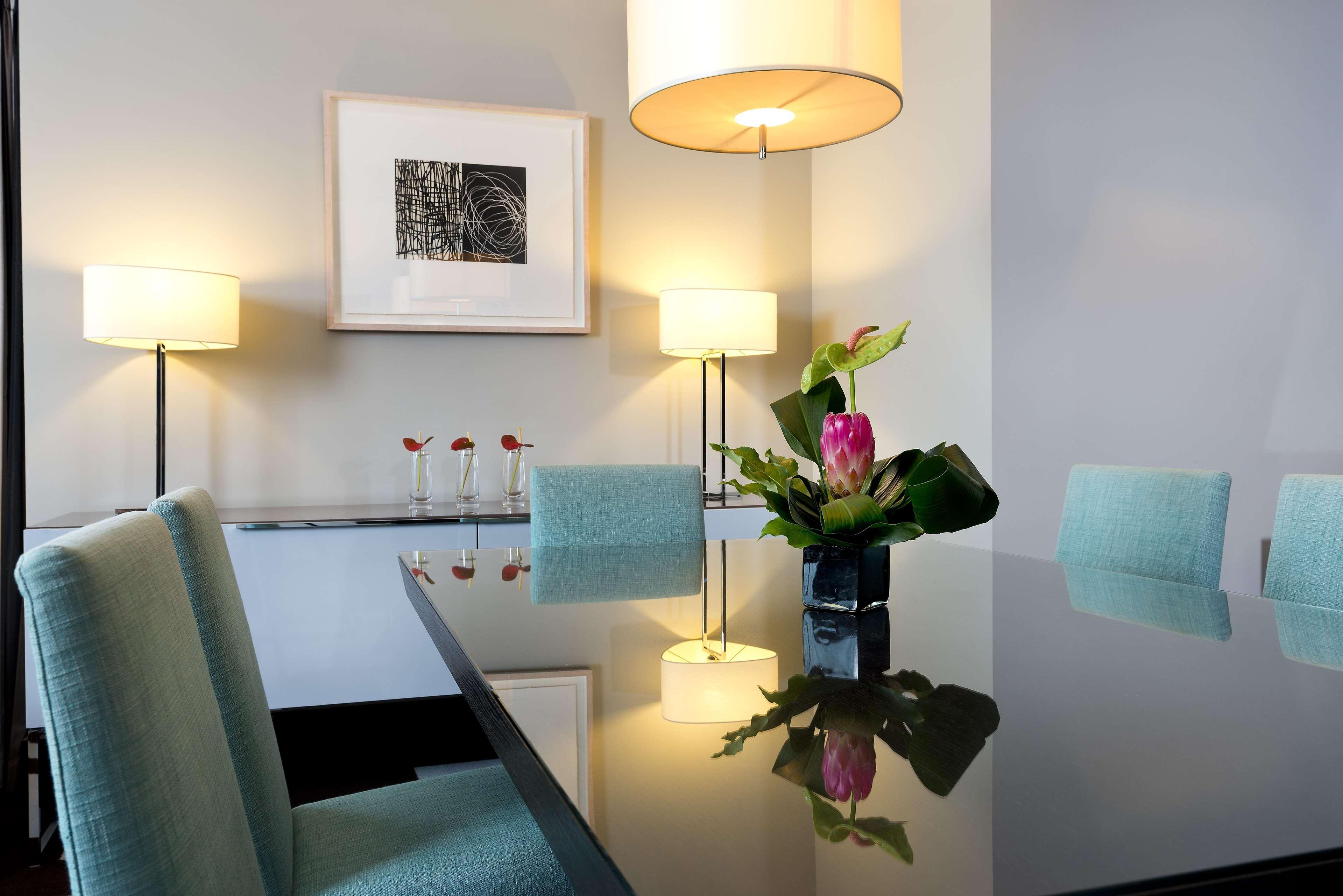 The Fitzwilliam Hotel Belfast Exteriér fotografie A table lamp