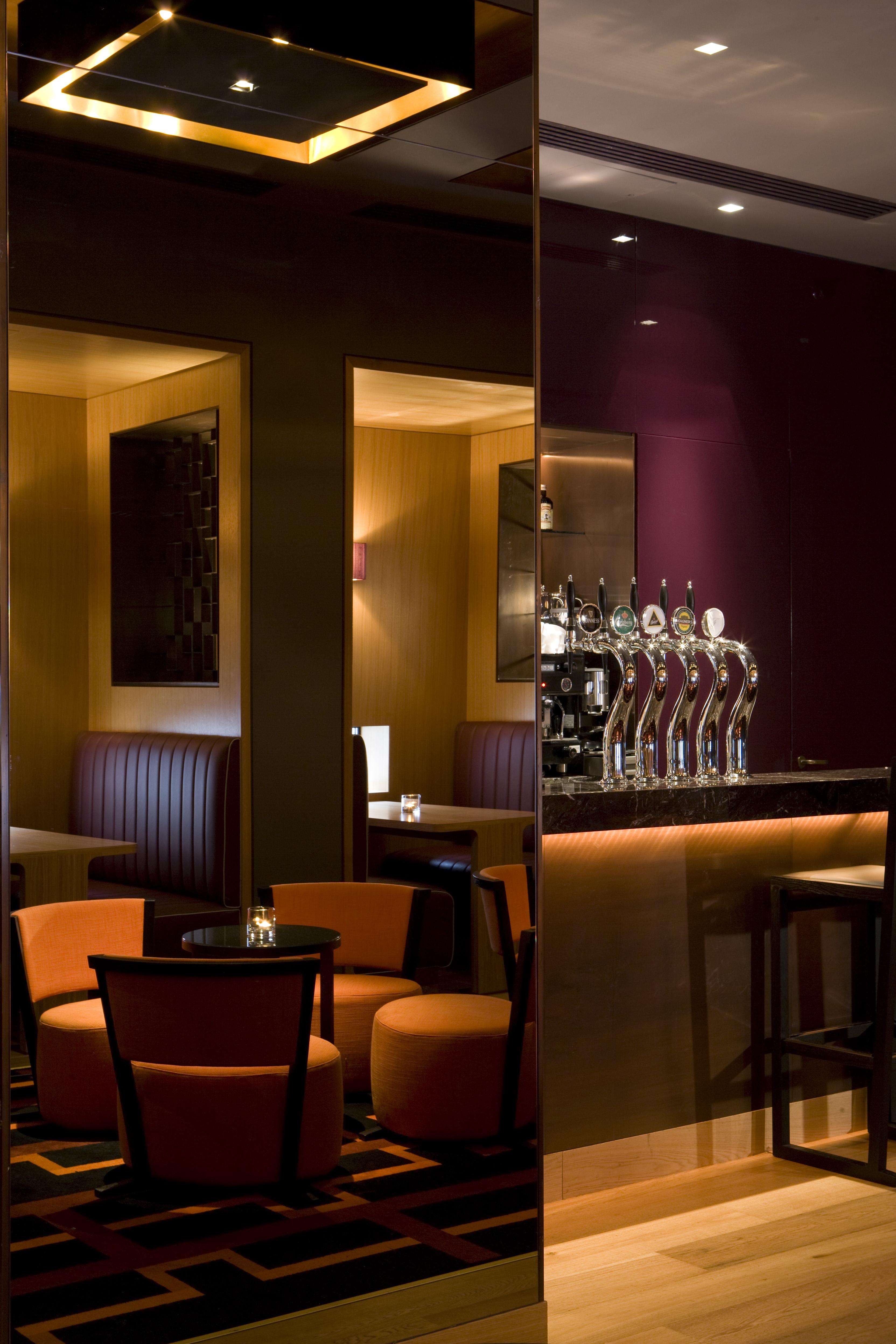 The Fitzwilliam Hotel Belfast Exteriér fotografie The bar at the hotel