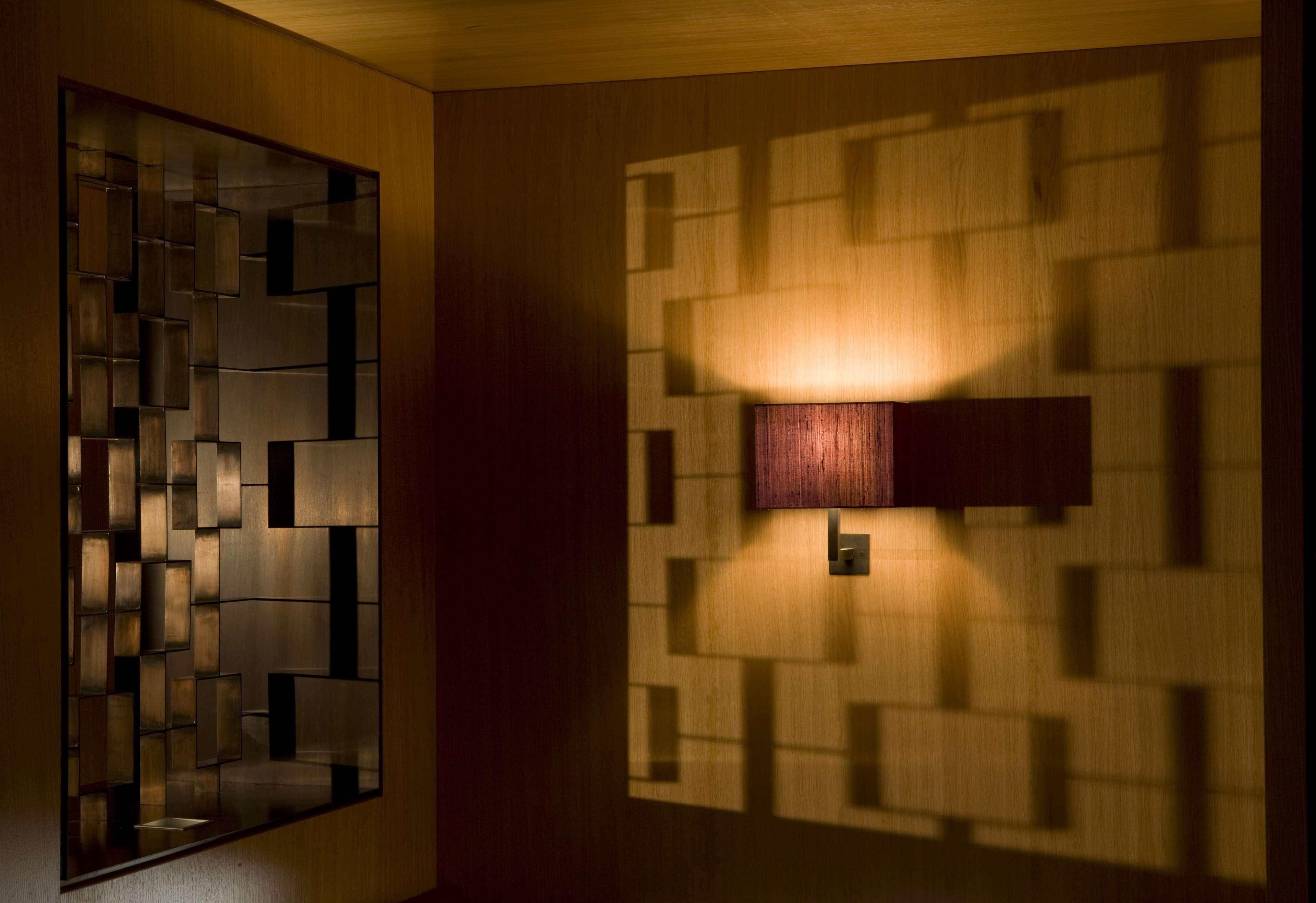 The Fitzwilliam Hotel Belfast Exteriér fotografie A wall light