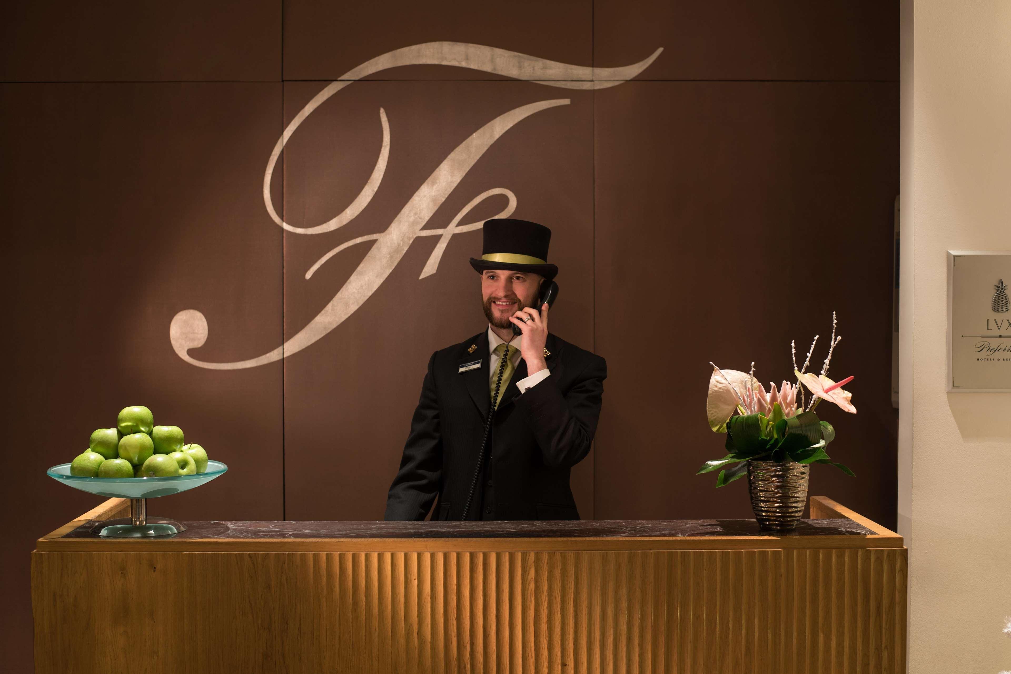 The Fitzwilliam Hotel Belfast Exteriér fotografie Concierge at the Four Seasons Hotel, Milan