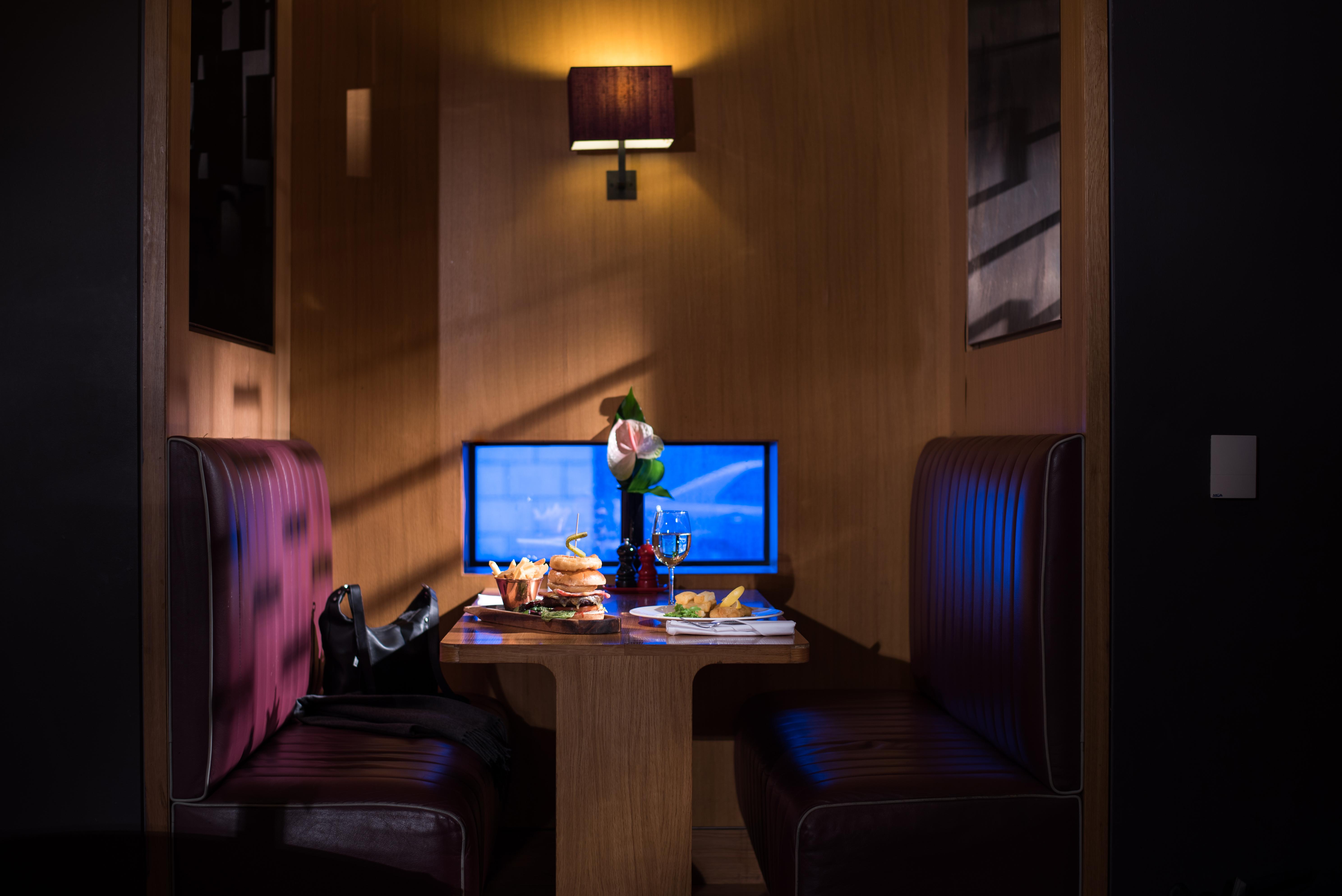 The Fitzwilliam Hotel Belfast Exteriér fotografie A private booth at the restaurant