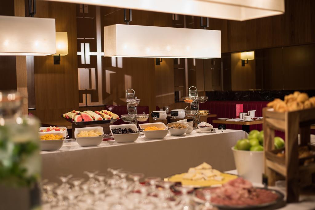 The Fitzwilliam Hotel Belfast Exteriér fotografie The buffet at the hotel